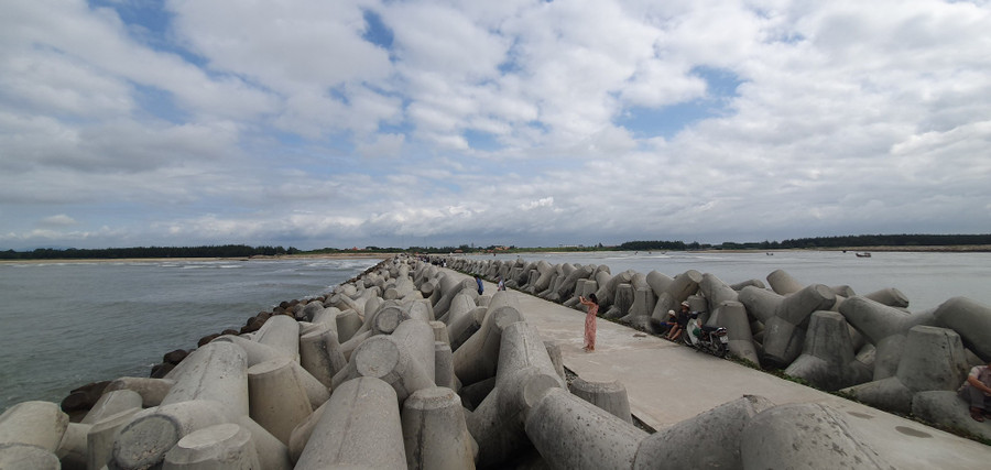 0a64e4697051a20ffb40.jpg Trụ chắn sóng bê tông 4 chân. Ảnh: TẤN ĐẠT