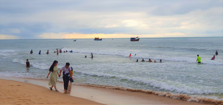 27e0ecfa82c2509c09d3.jpg Dạo bãi biển Phước Hải. Ảnh: TẤN ĐẠT