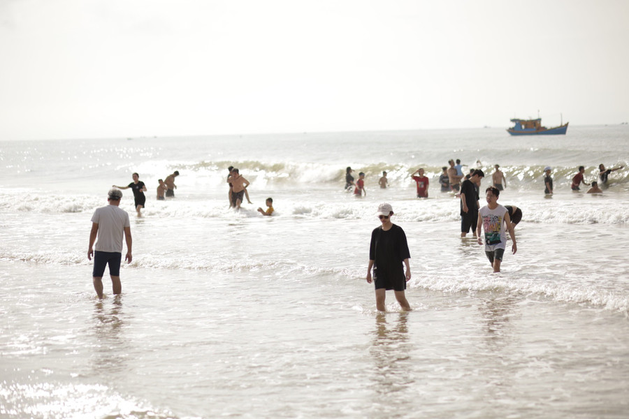 0cc0883a5f038d5dd412.jpg Hòa mình với bãi biển hoang sơ tại làng chài Phước Hải. Ảnh: TẤN ĐẠT