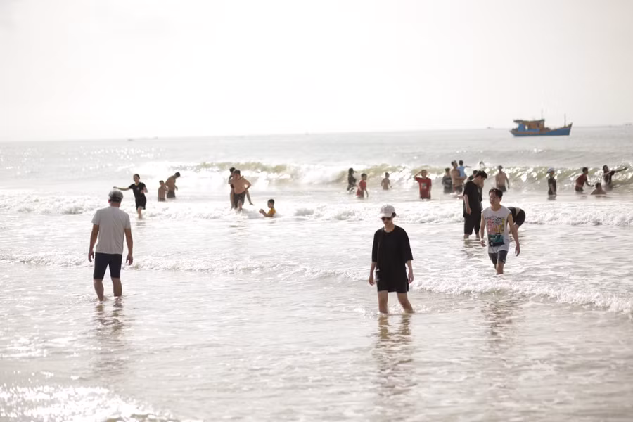 0cc0883a5f038d5dd412.jpg Hòa mình với bãi biển hoang sơ tại làng chài Phước Hải. Ảnh: TẤN ĐẠT