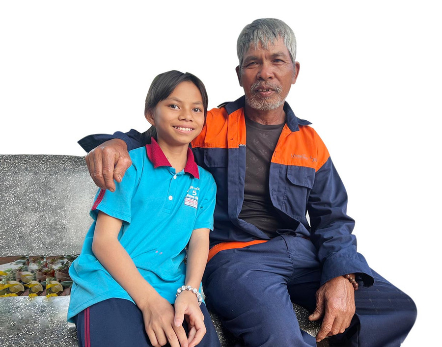 Ông Tuing và cháu Qua. Ảnh: T.H Ông Tuing và cháu Qua. Ảnh: T.H