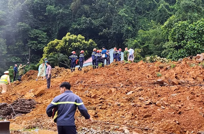 Lực lượng cứu hộ tại hiện trường sạt lở vùi lấp 4 người tại chốt CSGT trên đèo Bảo Lộc.