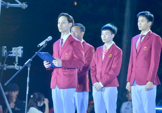 VĐV đội thể dục dụng cụ Đinh Phương Thành thay mặt cho 702 VĐV, đọc lời hứa sẽ thi đấu trung thực, cao thượng, sáng tạo vì vinh quang của đoàn thể thao Việt Nam. Ảnh: Đình Huy VĐV đội thể dục dụng cụ Đinh Phương Thành thay mặt cho 702 VĐV, đọc lời hứa sẽ thi đấu trung thực, cao thượng, sáng tạo vì vinh quang của đoàn thể thao Việt Nam. Ảnh: Đình Huy