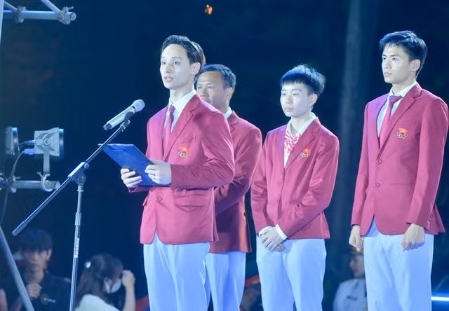 VĐV đội thể dục dụng cụ Đinh Phương Thành thay mặt cho 702 VĐV, đọc lời hứa sẽ thi đấu trung thực, cao thượng, sáng tạo vì vinh quang của đoàn thể thao Việt Nam. Ảnh: Đình Huy