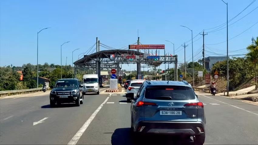 Lượng xe hướng về Đà Lạt trên Quốc lộ 20 có tăng nhưng trật tự. Ảnh: VT