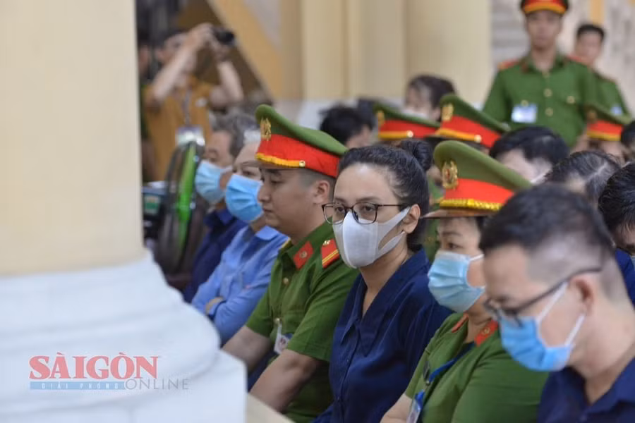 Các bị cáo tại tòa. Ảnh: CAO THĂNG