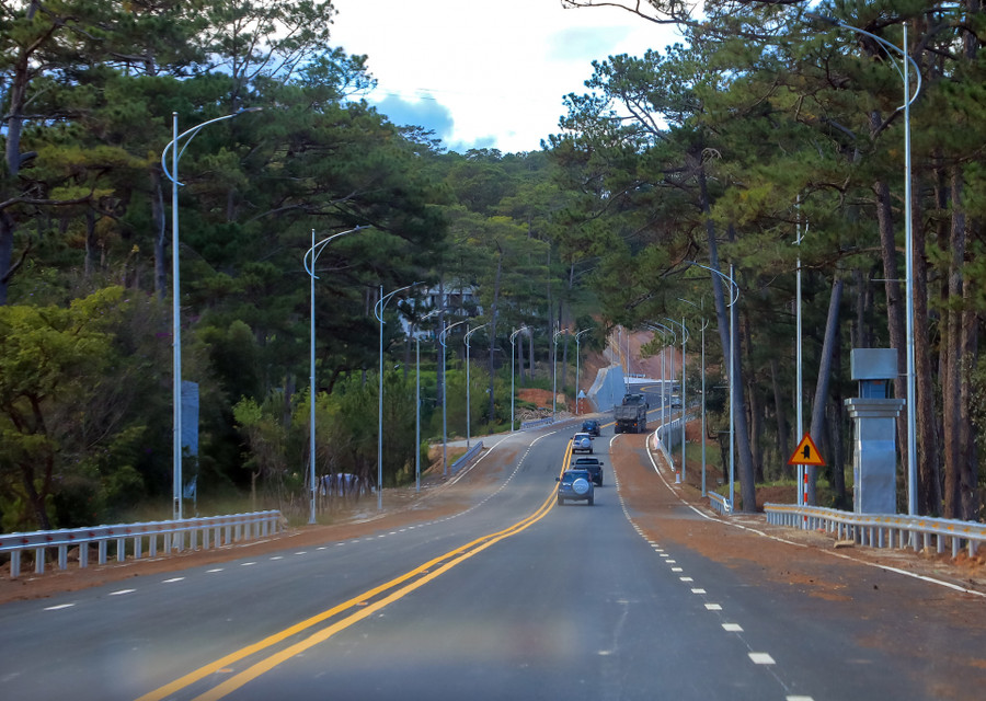 Đường đèo mới có bề rộng mặt đường hơn 14m Đường đèo mới có bề rộng mặt đường hơn 14m