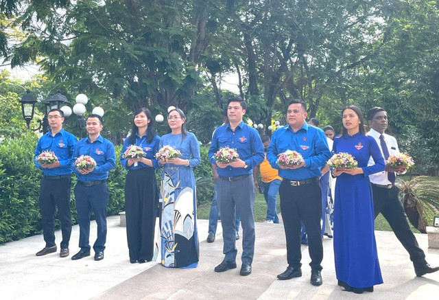 Đoàn đại biểu thanh niên Việt Nam và Đại sứ Hồ Thị Thanh Trúc (giữa) dâng hoa tại tượng đài Chủ tịch Hồ Chí Minh. Ảnh: Vũ Thơ Đoàn đại biểu thanh niên Việt Nam và Đại sứ Hồ Thị Thanh Trúc (giữa) dâng hoa tại tượng đài Chủ tịch Hồ Chí Minh. Ảnh: Vũ Thơ