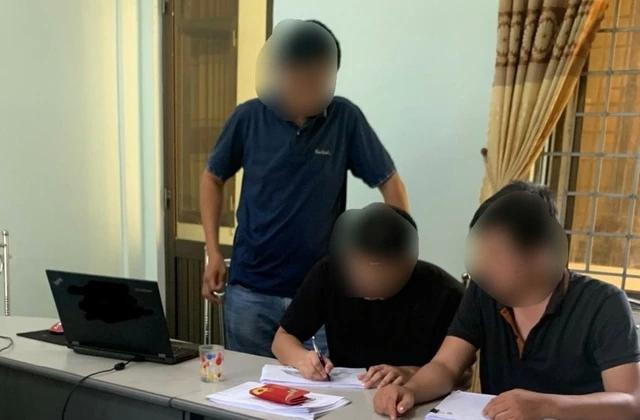 Công an tỉnh Quảng Ngãi đã triệu tập, mời anh T. (ở giữa) lên làm rõ về hành vi đăng thông tin sai sự thật. CÔNG AN QUẢNG NGÃI