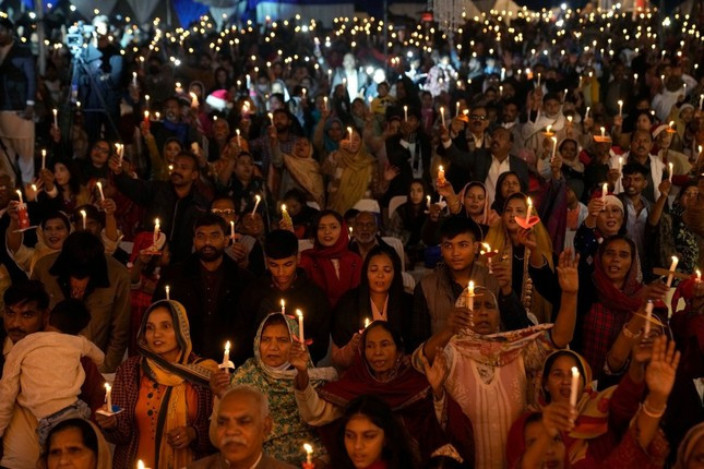 Những người theo đạo Cơ đốc Pakistan cầm nến trong buổi lễ mừng Giáng sinh ở Lahore (Pakistan). Ảnh: AP Những người theo đạo Cơ đốc Pakistan cầm nến trong buổi lễ mừng Giáng sinh ở Lahore (Pakistan). Ảnh: AP