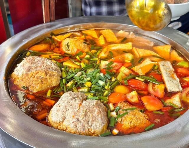 Nồi bún riêu với rất nhiều loại nguyên liệu khác nhau. Ảnh CAB Nồi bún riêu với rất nhiều loại nguyên liệu khác nhau. Ảnh CAB