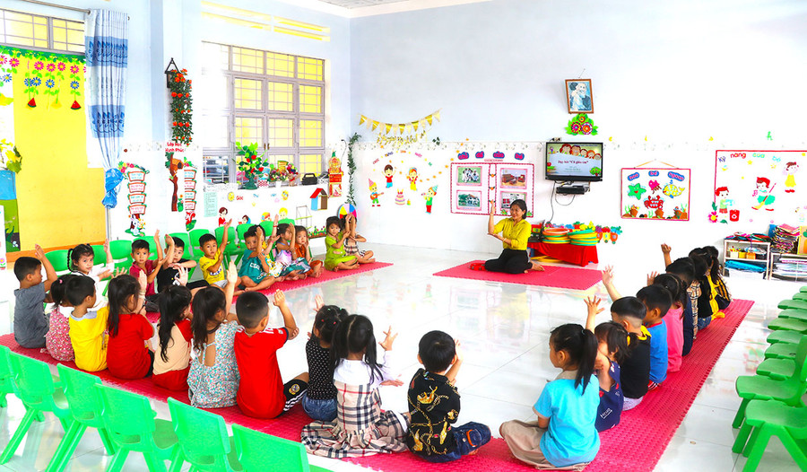 Cô Bùi Thị Út-giáo viên Trường Mẫu giáo Măng Non (xã Thành An, thị xã An Khê) tạo sự thoải mái, tự tin cho học sinh trong giờ học hát. Ảnh: A.P Cô Bùi Thị Út-giáo viên Trường Mẫu giáo Măng Non (xã Thành An, thị xã An Khê) tạo sự thoải mái, tự tin cho học sinh trong giờ học hát. Ảnh: A.P