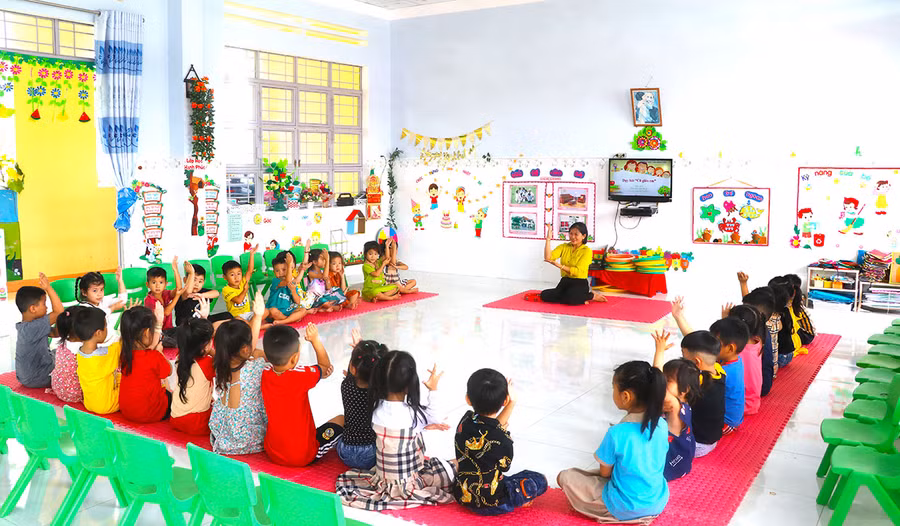 Cô Bùi Thị Út-giáo viên Trường Mẫu giáo Măng Non (xã Thành An, thị xã An Khê) tạo sự thoải mái, tự tin cho học sinh trong giờ học hát. Ảnh: A.P