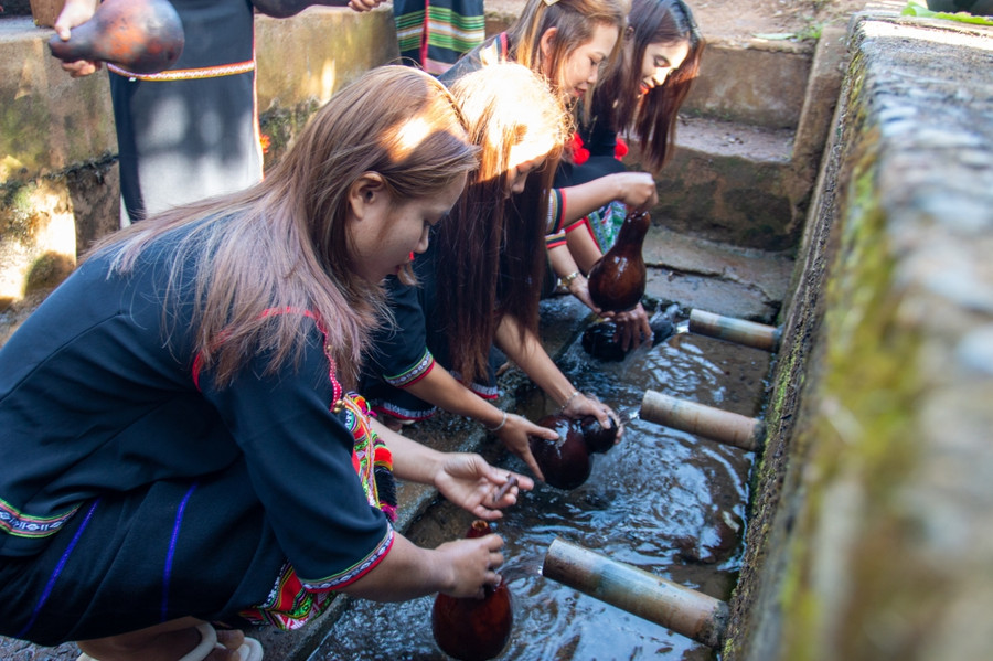 Sau nghi thức cúng, thiếu nữ Êđê hứng từng bầu nước tràn đầy như một hình thức mong muốn sự no đủ...