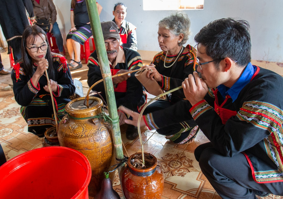Mọi người cùng chuyền tay nhau, thưởng thức ché rượu cần thơm nồng, cầu mong Yàng chứng giám cho tấm lòng thành của người dân...