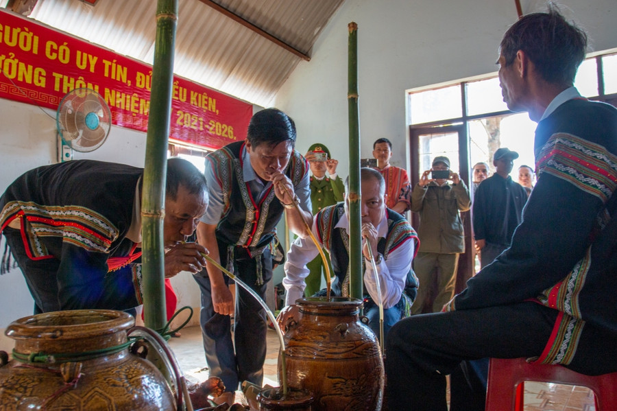 Mọi người cùng chung vui bên ché rượu.