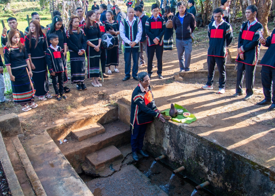 Thầy cúng thực hiện nghi lễ tại bến nước của buôn. Đây chính là nghi thức chính của lễ cúng bến nước.