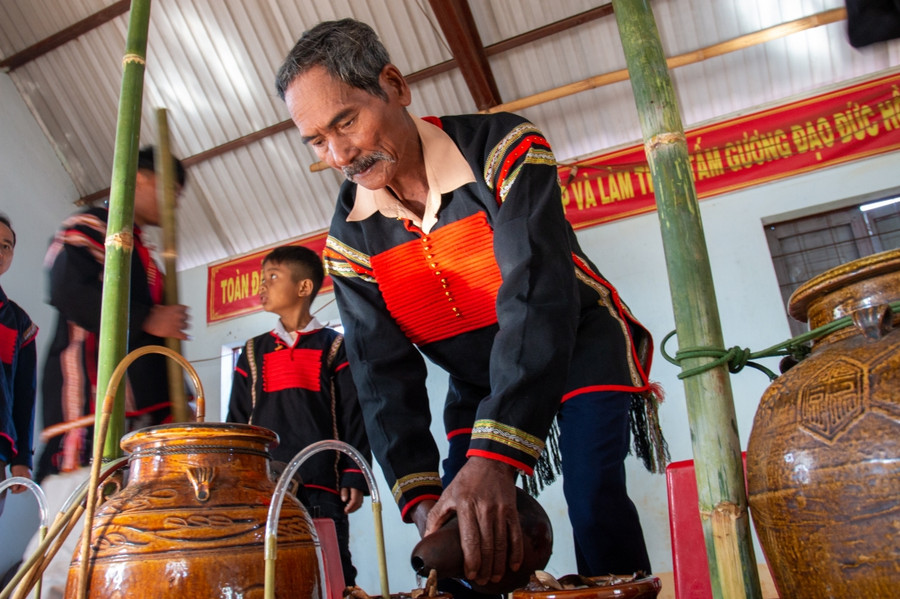 Nước gùi về được thầy cúng đổ vào các ché rượu cần.