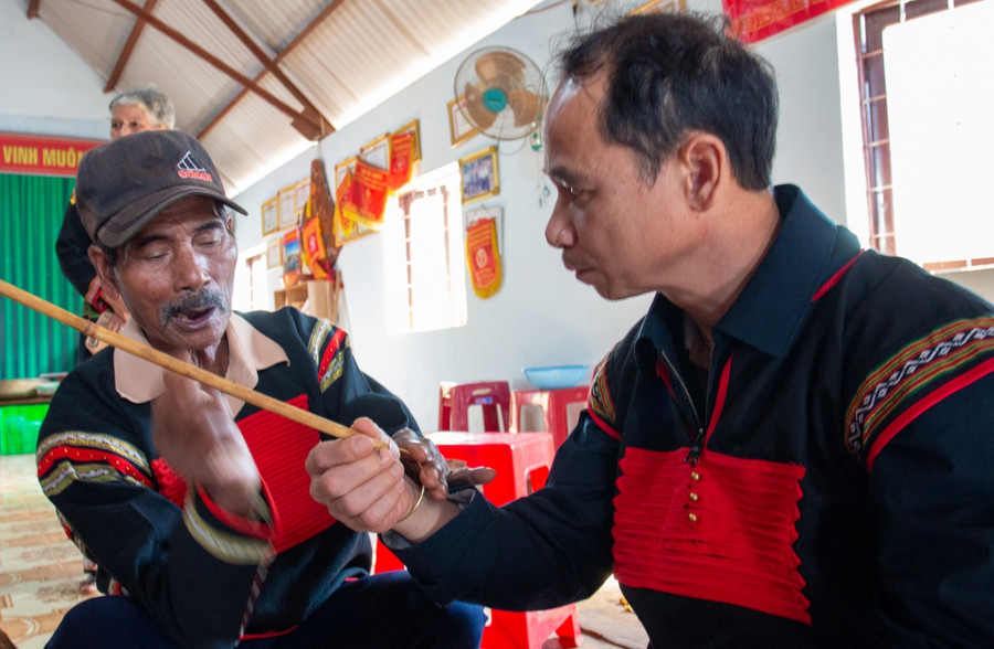 Năm nay, cùng với lễ cúng bến nước, người Êđê ở buôn Năng thực hiện lễ cúng sức khỏe cho một vị khách quý của buôn.