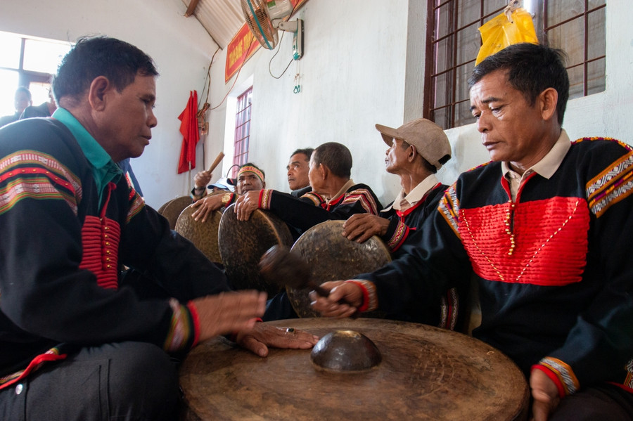 Trong ngôi nhà cộng đồng của buôn, tiếng chiêng đã ngân vang chào đón đội nghi lễ trở về.