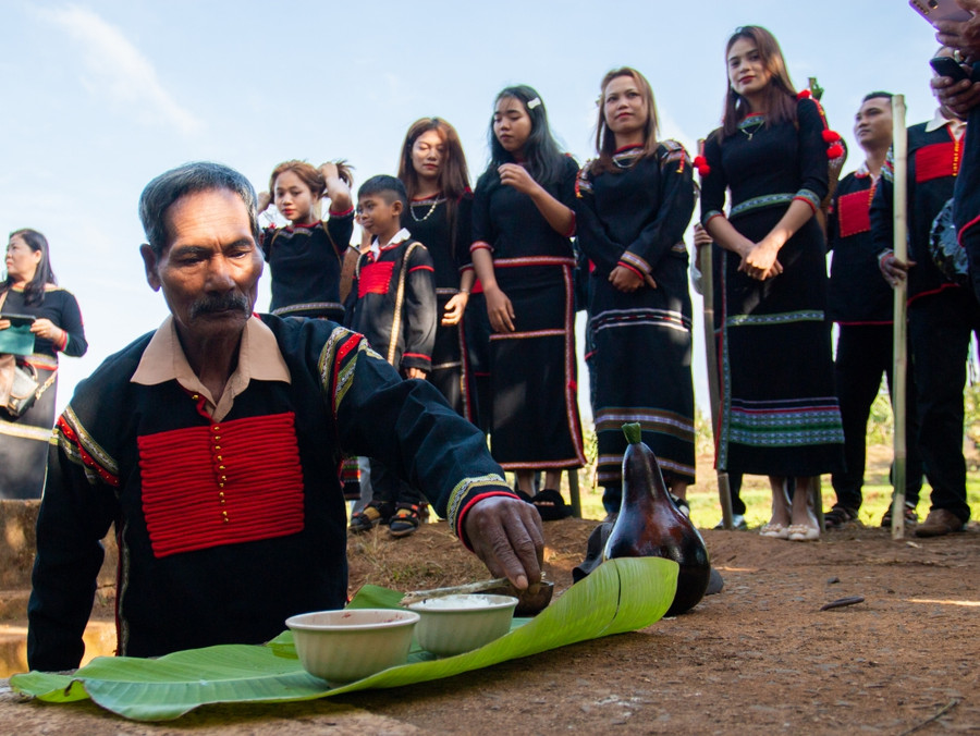 Cùng lời khấn mong các Yàng phù hộ cho nguồn nước trong lành không bao giờ cạn, mọi người trong buôn khi uống nguồn nước này đều mạnh khỏe như con voi rừng, mùa màng bội thu...