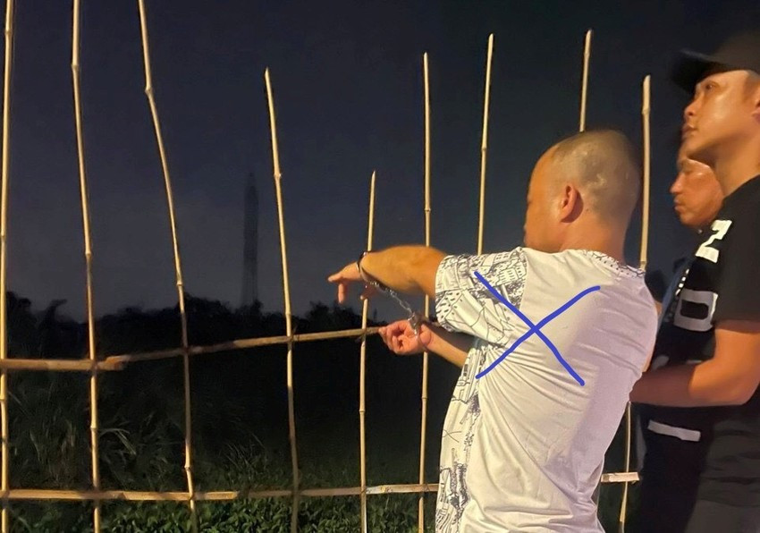 HHT, người bị tình nghi liên quan đến cái chết của cô gái trong bao tải tại khu vực thực nghiệm điều tra. HHT, người bị tình nghi liên quan đến cái chết của cô gái trong bao tải tại khu vực thực nghiệm điều tra.