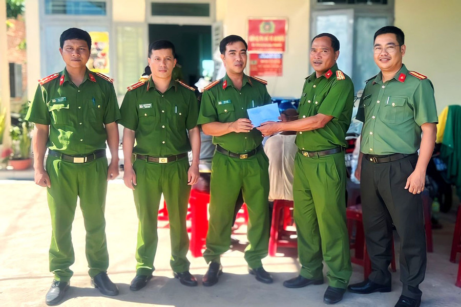 Lãnh đạo Công an huyện Ia Pa thưởng nóng cho Công an xã Ia Broăi về thành tích xuất sắc trong thực hiện các kế hoạch công tác của Đề án 06. Ảnh: H.T