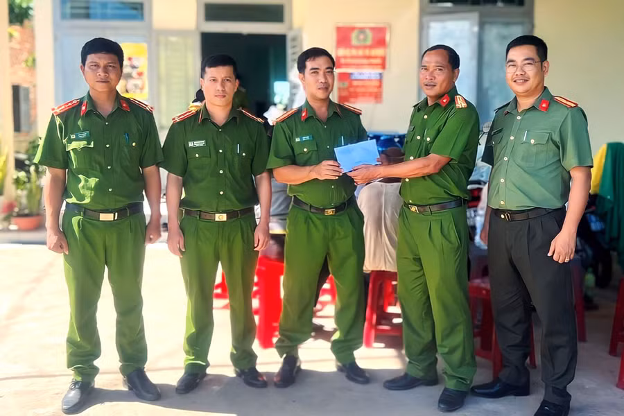 Lãnh đạo Công an huyện Ia Pa thưởng nóng cho Công an xã Ia Broăi về thành tích xuất sắc trong thực hiện các kế hoạch công tác của Đề án 06. Ảnh: H.T