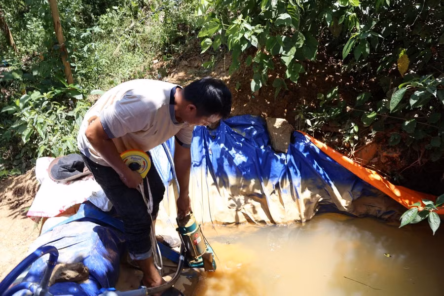 Bể chứa nước phục vụ đào vàng. Ảnh: VĂN NĂM