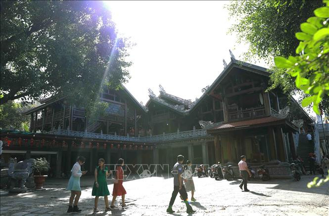 Du khách đến tham quan, chiêm bái chùa Sắc tứ Khải Đoan ở thành phố Buôn Ma Thuột. Ảnh: Vũ Sinh/TTXVN Du khách đến tham quan, chiêm bái chùa Sắc tứ Khải Đoan ở thành phố Buôn Ma Thuột. Ảnh: Vũ Sinh/TTXVN