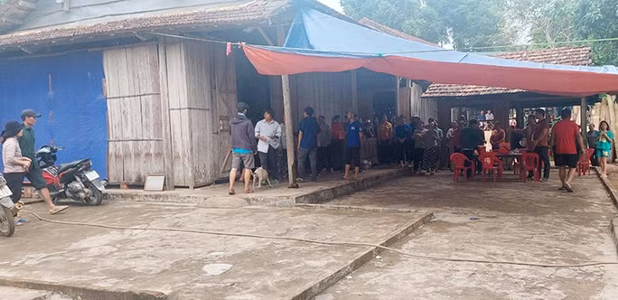 Chính quyền địa phương và người dân đến động viên, cùng gia đình lo hậu sự cho nạn nhân