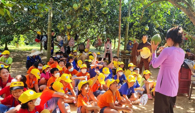 Vườn trái cây ở thôn Bình Thành (xã Hành Nhân, H.Nghĩa Hành, Quảng Ngãi) trở thành điểm trải nghiệm thú vị của học sinh. Ảnh: Hải Phong