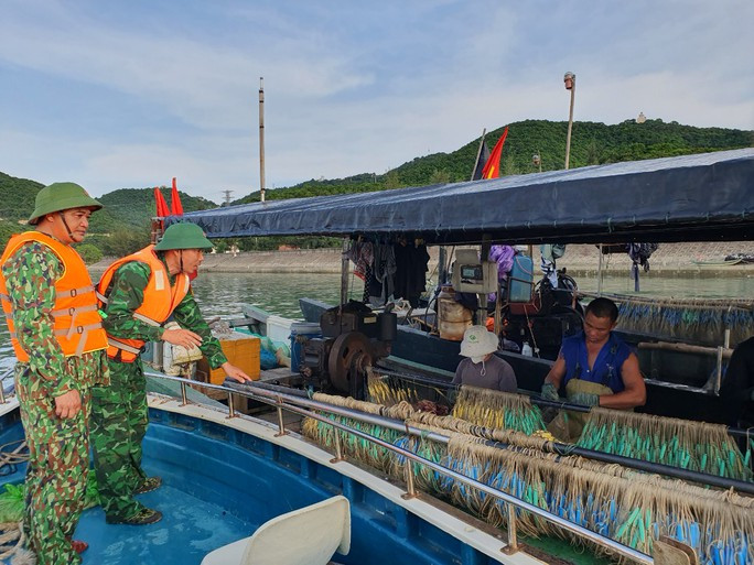 Bão số 1 giật cấp 15 đang áp sát Quảng Ninh-Hải Phòng - Ảnh 3. Đồn Biên phòng đảo Trần (tỉnh Quảng Ninh) tuyên truyền vận động người dân chủ động ứng phó với bão số 1