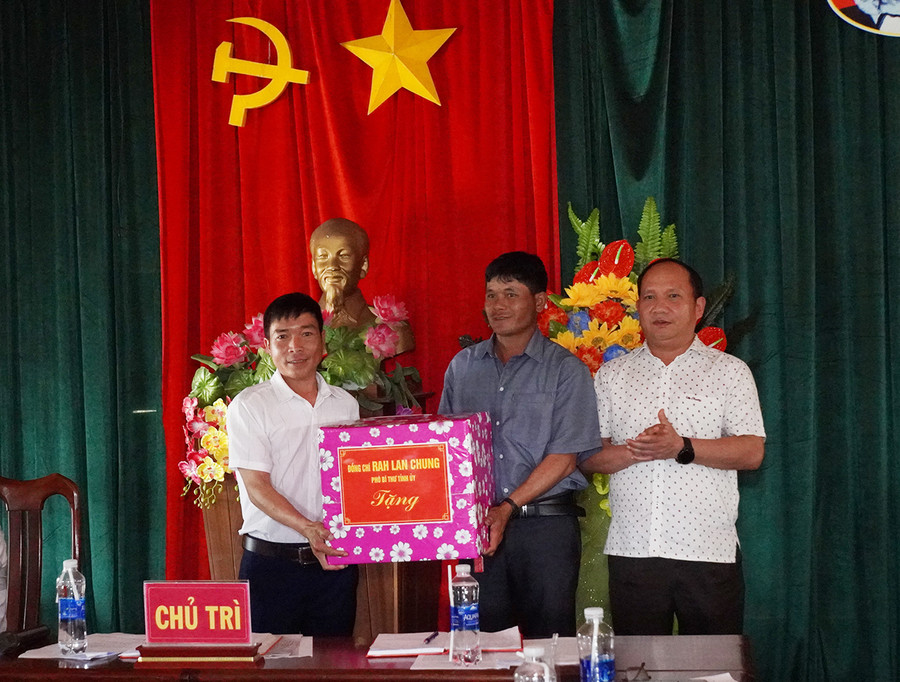 Phó Bí thư Tỉnh ủy Rah Lan Chung (bìa phải) tặng quà cho Chi bộ làng Srắt. Ảnh: Đức Thụy