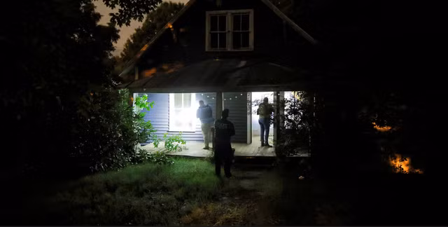 Cảnh sát lục soát nhà cũ của nghi phạm ở Greensboro, bang North Carolina. Ảnh: Reuters