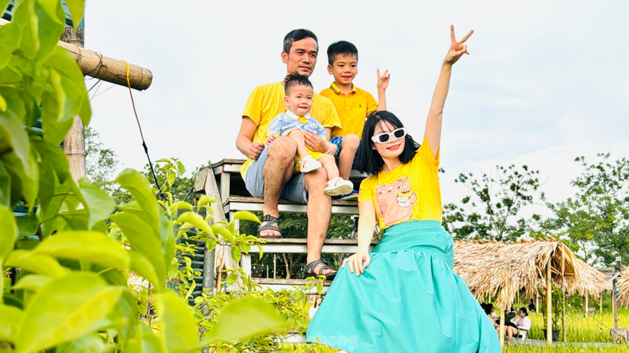 Trên ruộng lúa rộng khoảng gần 2.000m2 giữa cánh đồng của làng, quán cà phê chỉ đơn giản với 5 chiếc chòi lợp lá cọ, không điều hòa, không máy lạnh, hòa mình hoàn toàn với thiên nhiên đã thực sự khiến các gia đình vô cùng thích thú. Trên ruộng lúa rộng khoảng gần 2.000m2 giữa cánh đồng của làng, quán cà phê chỉ đơn giản với 5 chiếc chòi lợp lá cọ, không điều hòa, không máy lạnh, hòa mình hoàn toàn với thiên nhiên đã thực sự khiến các gia đình vô cùng thích thú.