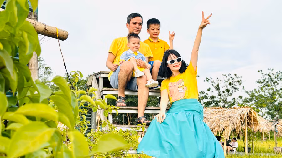 Trên ruộng lúa rộng khoảng gần 2.000m2 giữa cánh đồng của làng, quán cà phê chỉ đơn giản với 5 chiếc chòi lợp lá cọ, không điều hòa, không máy lạnh, hòa mình hoàn toàn với thiên nhiên đã thực sự khiến các gia đình vô cùng thích thú.