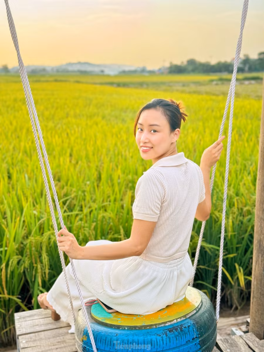 Bạn Vân Anh ở quận Đống Đa chia sẻ: "Thi thoảng làm một chuyến phượt ra ngoại ô để trở về với tuổi thơ, với những cánh đồng lúa chín vàng trải dài bất tận, với những điều bình dị cũng khá tuyệt vời".