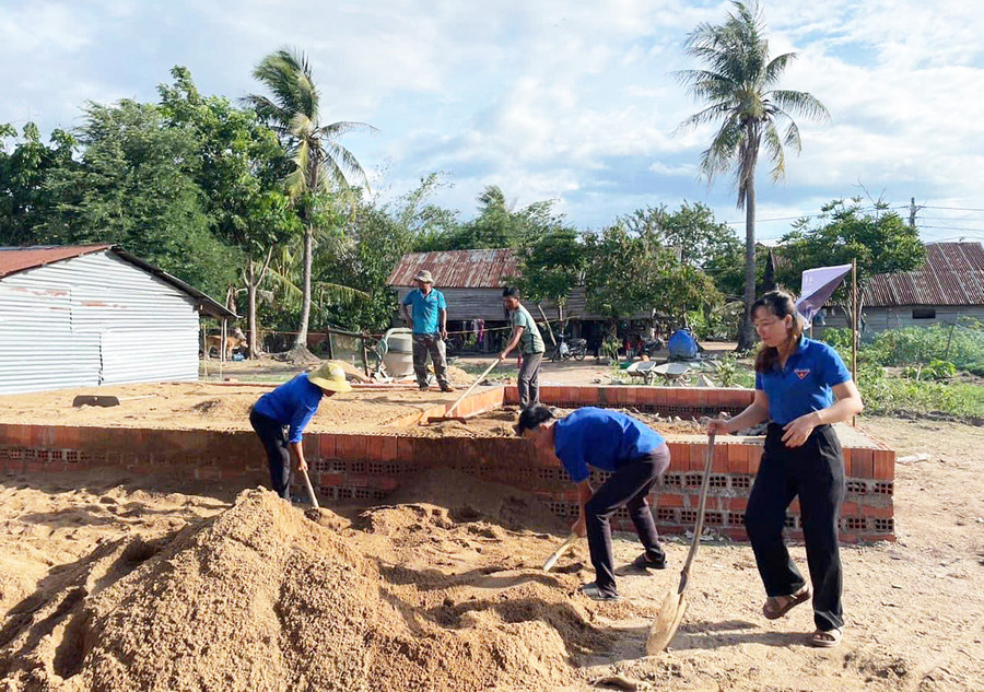 Đoàn thanh niên xã Ia Peng hỗ trợ ngày công xây dựng nhà tình nghĩa cho gia đình anh Ksor Brang (thôn Sô Ma Hang B). Ảnh: Vũ Chi Đoàn thanh niên xã Ia Peng hỗ trợ ngày công xây dựng nhà tình nghĩa cho gia đình anh Ksor Brang (thôn Sô Ma Hang B). Ảnh: Vũ Chi