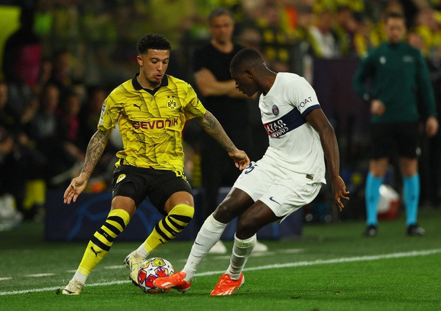 Cựu cầu thủ Man United Jadon Sancho "hành hạ" hàng thủ PSG. Cựu cầu thủ Man United Jadon Sancho "hành hạ" hàng thủ PSG.