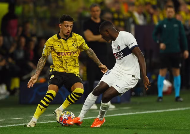 Cựu cầu thủ Man United Jadon Sancho "hành hạ" hàng thủ PSG.