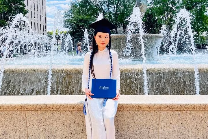 Bùi Lê Đan Linh nhận bằng tốt nghiệp trường UNC - Chapel Hills, tháng 5/2024.
