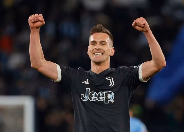 Arkadiusz Milik hóa người hùng với bàn thắng phút 83 cho Juventus. Arkadiusz Milik hóa người hùng với bàn thắng phút 83 cho Juventus.