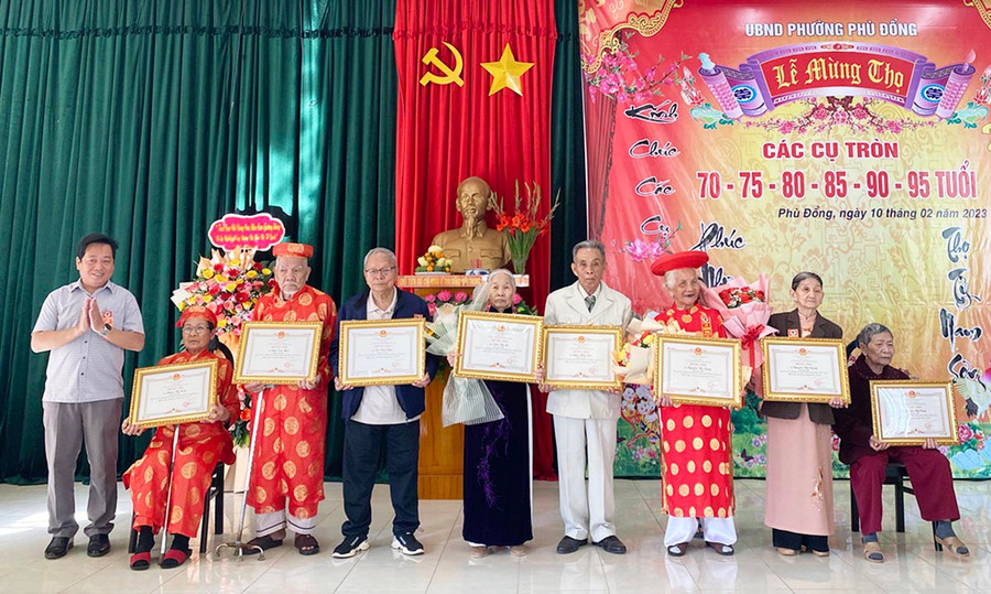 Phường Phù Đổng (TP. Pleiku) tổ chức lễ mừng thọ cho các cụ cao niên trên địa bàn. Ảnh: Bá Bính