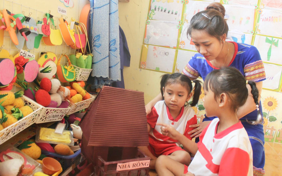 Cô Phạm Thị Thu Hòa-giáo viên lớp 5-6 tuổi 1, Trường Mẫu giáo xã Ia Yeng hướng dẫn trẻ tìm hiểu về các đồ dùng, đồ chơi trong lớp học. Ảnh: Vũ Chi