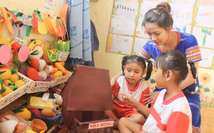 Cô Phạm Thị Thu Hòa-giáo viên lớp 5-6 tuổi 1, Trường Mẫu giáo xã Ia Yeng hướng dẫn trẻ tìm hiểu về các đồ dùng, đồ chơi trong lớp học. Ảnh: Vũ Chi