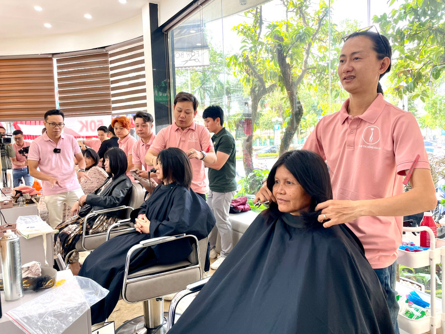 Câu lạc bộ Tóc Hồng Gia Lai lan tỏa điều tử tế từ việc kêu gọi hiến tóc để làm tóc giả tặng bệnh nhân ung thư. Ảnh: Phương Duyên Câu lạc bộ Tóc Hồng Gia Lai lan tỏa điều tử tế từ việc kêu gọi hiến tóc để làm tóc giả tặng bệnh nhân ung thư. Ảnh: Phương Duyên