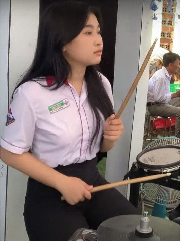 Những buổi chạy show sau giờ học, không kịp về nhà thay đồng phục của Ni Ni. Những buổi chạy show sau giờ học, không kịp về nhà thay đồng phục của Ni Ni.