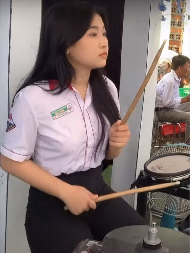 Những buổi chạy show sau giờ học, không kịp về nhà thay đồng phục của Ni Ni.