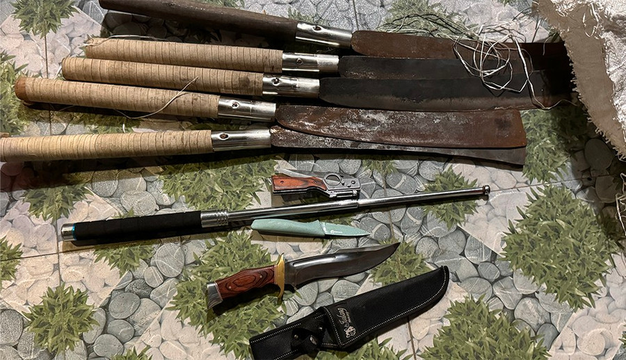 Công an khám xét chỗ ở của Sang, thu giữ nhiều hung khí nguy hiểm.